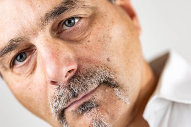 Olgun bir adamın portresi.