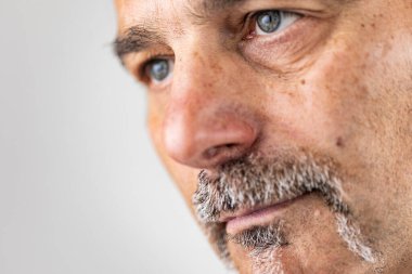 Son sınıf öğrencisinin yüzünü kapat, kameraya bakma, kapat..