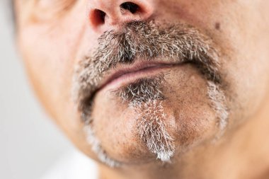 Sakallı adam. Yakın plan.