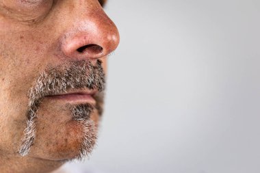 Bıyıklı ve sakallı adam. Sakallı adam.