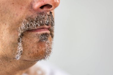 Bıyıklı bir erkeğe yaklaş.