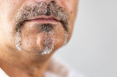 Yakın plan - bıyıklı ve sakallı olgun bir adam.