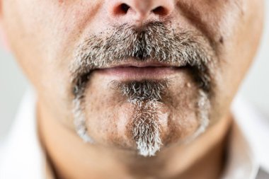 Bıyıklı ve sakallı adam, yakın plan.