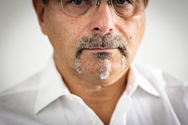 Komuta sizde gözlüklü