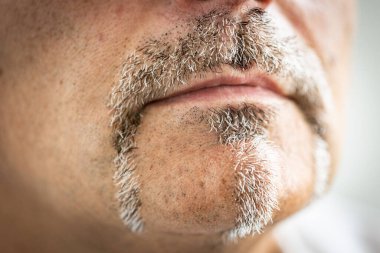 Bıyıklı ve sakallı adam, yakın plan.