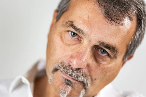 İç gözlem, duygu, erkeklik, yaşlanma, yaşam tarzı, insan ifadesi ve editör portresi ile ilgili konular için ideal.