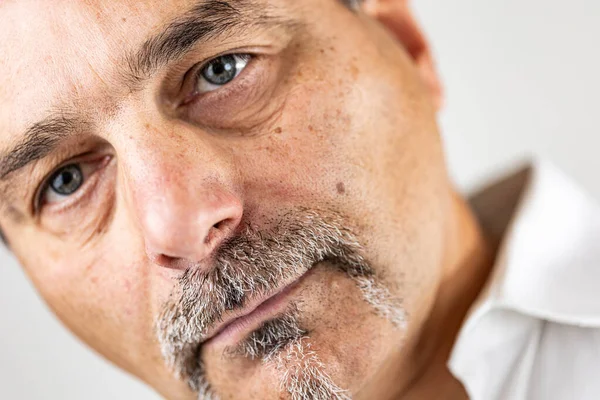 Olgun bir adamın portresi.