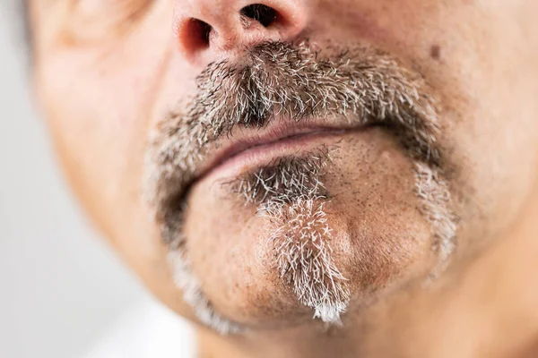 Sakallı adam. Yakın plan.