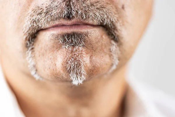 Bıyıklı ve sakallı adama yaklaş.