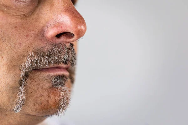 Bıyıklı ve sakallı adam. Sakallı adam.