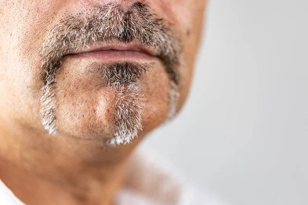 Yakın plan - bıyıklı ve sakallı olgun bir adam.