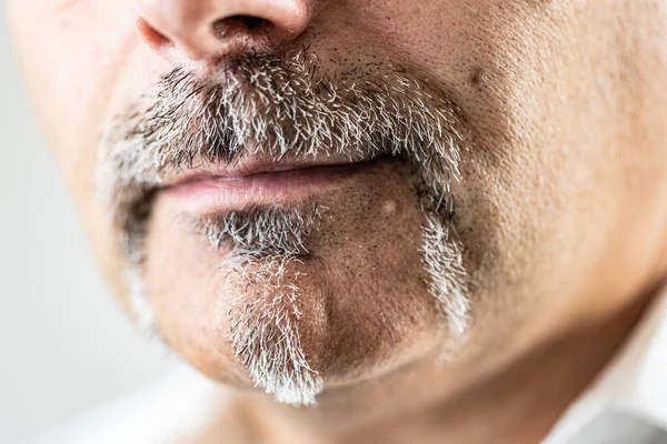 Bıyıklı ve sakallı adam.