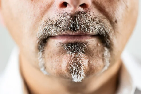 Bıyıklı ve sakallı adam, yakın plan.