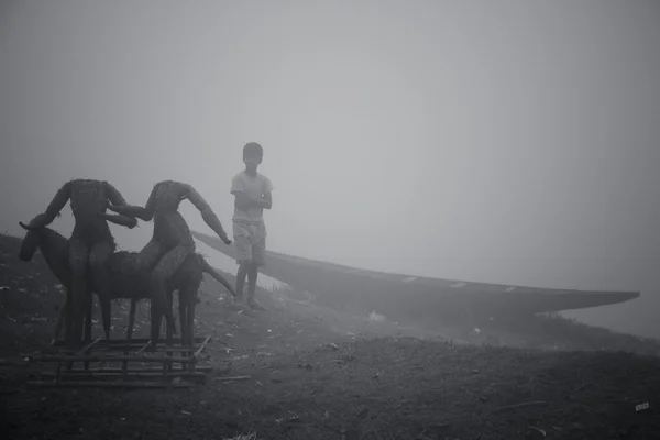 Nehir kıyısına çocukta