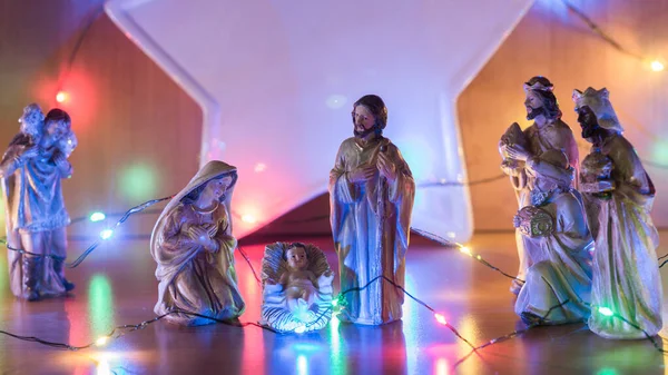 Beytüllahim Noel resmi, ahşap figürlerden yapılmış, parlak bir arka planı var.