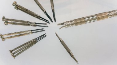 Kesinlik Tornavida Beyaz ayna bezine ayarlı