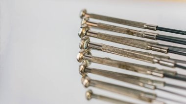 Kesinlik Tornavida Beyaz ayna bezine ayarlı