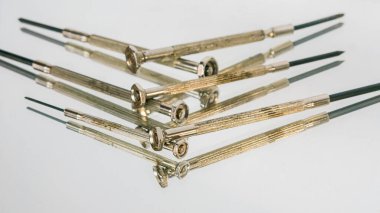 Kesinlik Tornavida Beyaz ayna bezine ayarlı