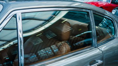 Penceresinde renkli folyo olan modern bir araba, yakın plan.