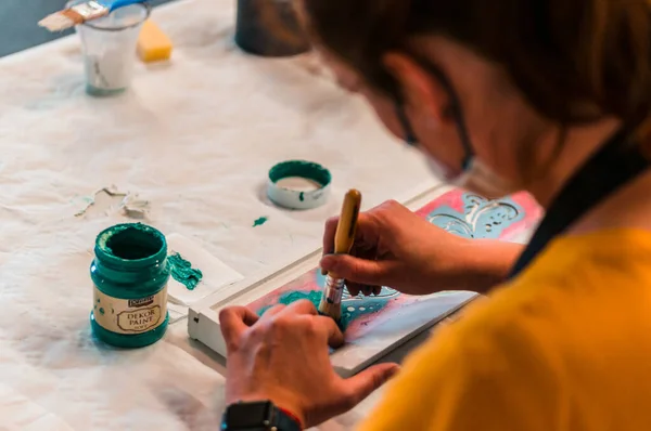 Ahşap üzerine yaratıcı sanat çalışması