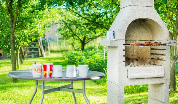 Izgara ya da barbekü için taş bahçe fırını arka bahçede.