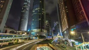 Hong Kong iş bölgesi timelapse geceleri. Yoğun trafik ve arka ana yol boyunca kalabalık saatte bina kurumsal.