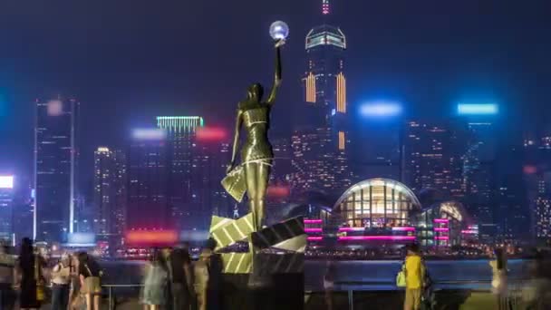 Μπρούτζινο άγαλμα του Hong Kong κινηματογραφικά βραβεία και στον ορίζοντα στην λεωφόρο των αστέρων timelapse hyperlapse. — Αρχείο Βίντεο