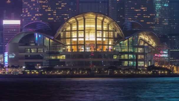 Гонконгский конгрессно-выставочный центр в ночное время — стоковое видео
