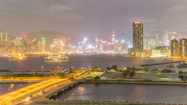 Вид зверху Hong Kong дня на ніч, вид з центру міста timelapse kowloon бухти — стокове відео