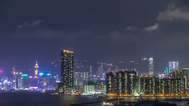 Widok z góry Hong Kong nocą, widok z kowloon Zatoka Śródmieście timelapse — Wideo stockowe