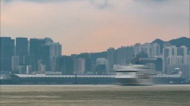 Victoria Harbour timelapse üzerindeki sabah Hong Kong manzarası.