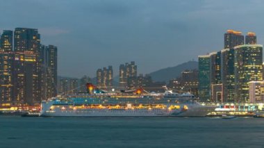 Shyline panorama timelapse gün gece kuleleri ve West Kowloon, Hong Kong cruise liner ile.