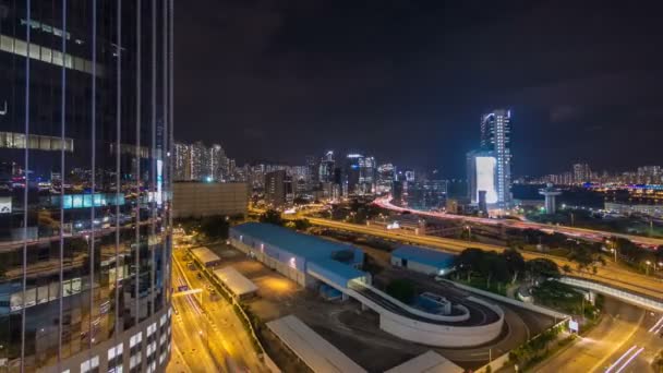Pohled shora busy provozu v noci v hyperlapse městské timelapse financí s panoramatem města budov, město hong kong — Stock video