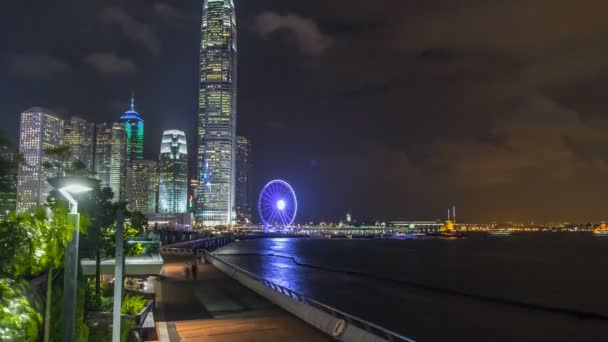 Skycrapers natt timelapse och Hong Kong pariserhjul, som är den senaste turistattraktionen i staden. — Stockvideo