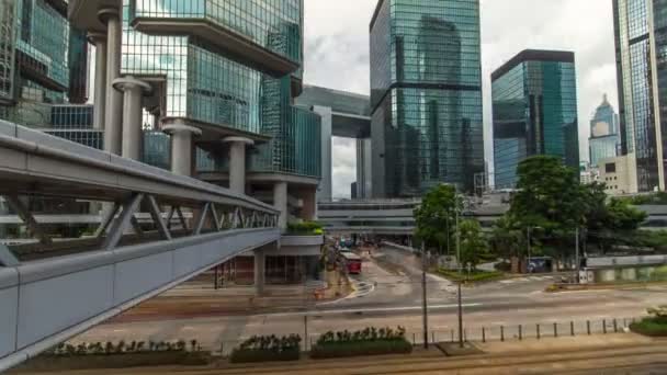 Il cavalcavia di Hong Kong nell'iperlasso della timelapse centrale. La gente del posto e turisti usano i cavalcavia per attraversare le strade del centro . — Video Stock