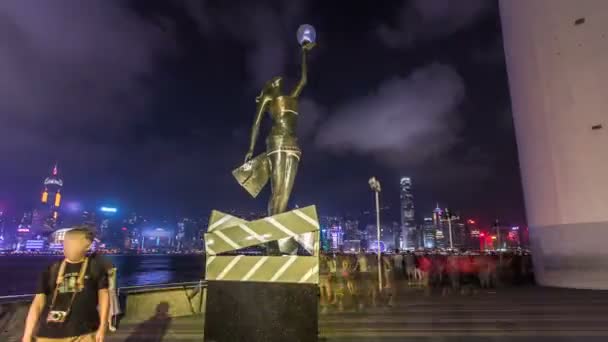 Estatua de bronce de los Hong Kong Film Awards y skyline en Avenue of Stars timelapse hyperlapse . — Vídeo de stock