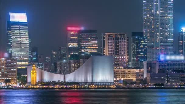 Hong Kong Cultural Centre med färgglada ljus projektion på sin vägg timelapse. — Stockvideo