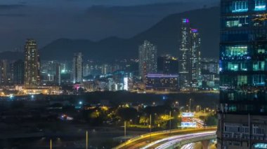 Finans kentsel timelapse, hong kong şehir içinde yoğun trafik gecenin Üstten Görünüm