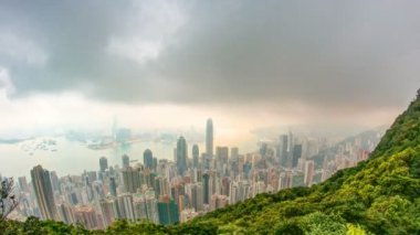 Victoria Peak timelapse Hong Kong ünlü görünümü. Kowloon Körfezi üzerinde renkli bulutlar ile gün doğumunda alınan.