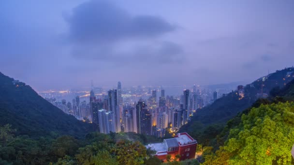 从维多利亚峰夜到日，香港的著名景色。日出前拍摄，九龙湾上空云彩. — 图库视频影像