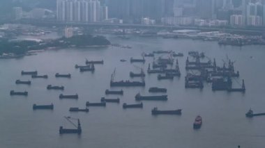 Victoria Peak timelapse birçok gemi ile Victoria Harbour ve Hong Kong Limanı.
