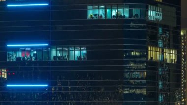 Modern şehir ofis binasındaki pencereler gece zaman ayarlı.