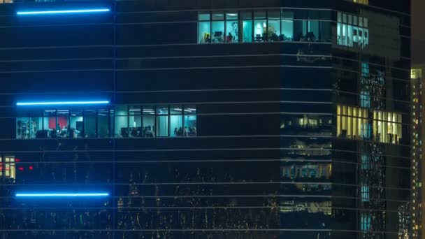 야간 시간 대에 현대식 도시 사무실 건물에 있는 창문. — 비디오