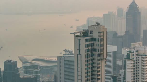 霧の朝のタイムラプスでビクトリアピークからの香港の眺め. — ストック動画