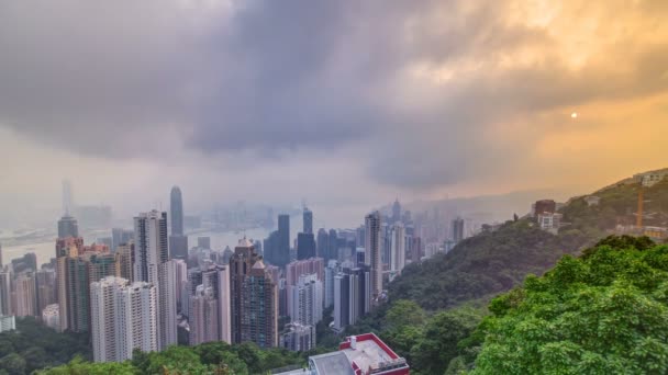 Den berömda utsikten över Hong Kong från Victoria Peak Timelapse. Tagen vid soluppgången medan solen klättrar över Kowloon Bay. — Stockvideo