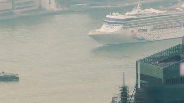 Modern iş bölgesi ve yolcu gemisi timelapse hyperlapse, Hong Kong Skyline