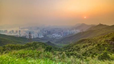 Hong Kong Cityscape olarak Altında Hong kong ve Kowloon ile günbatımı timelapse ile Kowloon Peak tepesinde izlendi