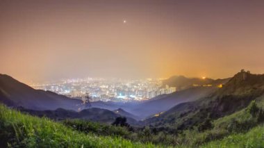 Hong Kong Cityscape olarak Aşağıda Hong Kong ve Kowloon ile Kowloon Peak gece timelapse tepesinde izlendi