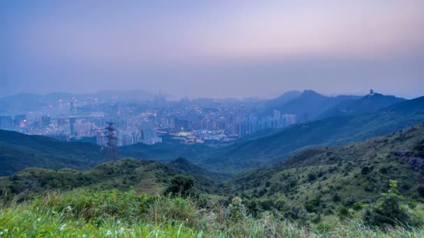 Cityscape van Hong Kong zoals bekeken bovenop Kowloon Peak met dag tot nacht timelapse met Hong Kong en Kowloon hieronder — Stockvideo