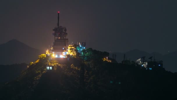 Estación meteorológica en la montaña por la noche timelapse, hong kong ciudad — Vídeos de Stock